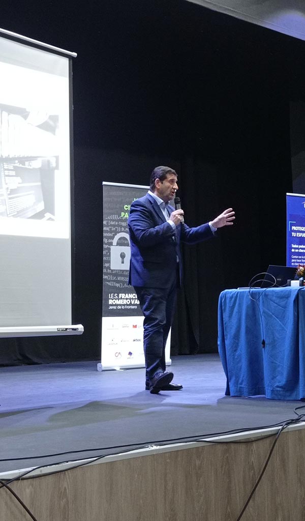 J. Ignacio Martínez, Director de Comunicación y de Desarrollo de Negocio, presenta DANTIA Tecnología, Partner Cloud de Sage, en las Primeras Jornadas sobre Ciberseguridad.